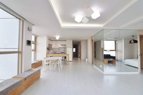 Large Apt, Awesome View, Seoul STN