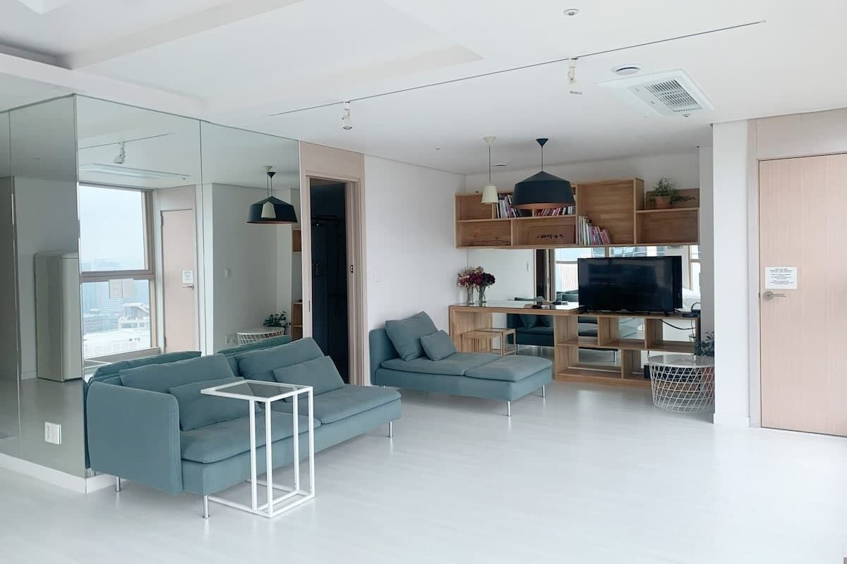 电视、书、办公室