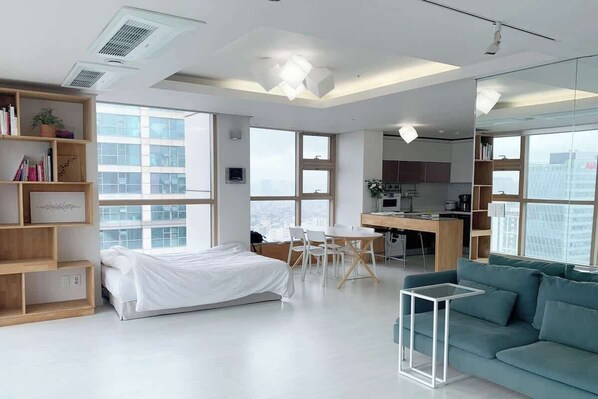 2 عدّة غرف نوم ومكواة/لوح كي وواي فاي وملاءات أسرّة