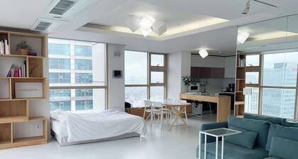 Large Apt, Awesome View, Seoul STN