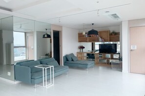 TV, bøker og kontorer