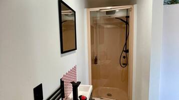 Haartrockner, Handtücher, Toilettenpapier
