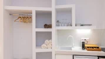 Basic Studio, Sea View | Private kitchen | Mini-fridge, oven, stovetop, cookware/dishes/utensils