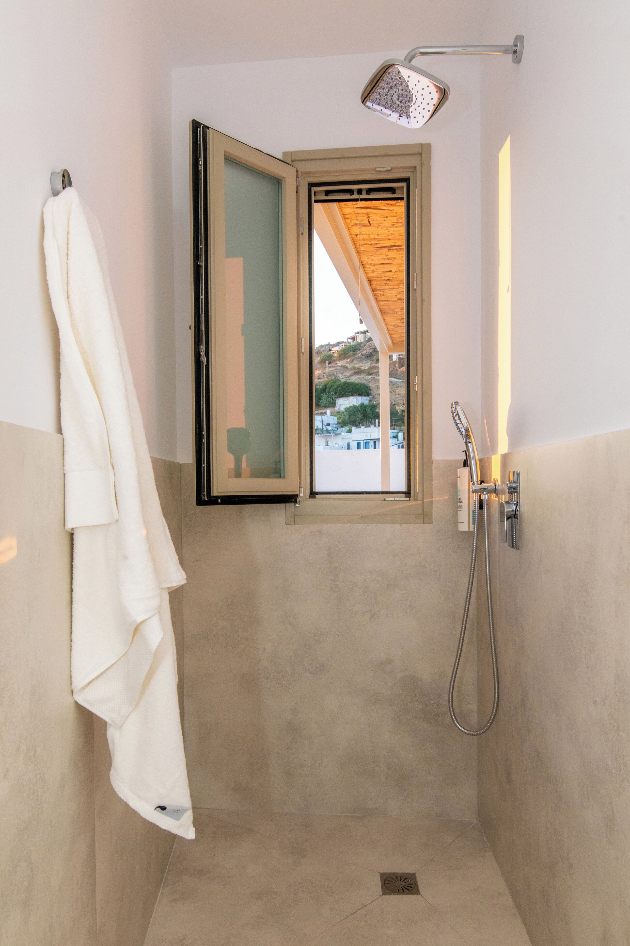 Basic Studio, Sea View | Bathroom | Free toiletries, hair dryer, towels, soap