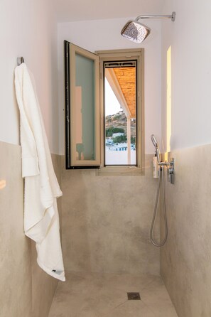 Eenvoudige studio, uitzicht op zee | Badkamer | Gratis toiletartikelen, een haardroger, handdoeken, zeep