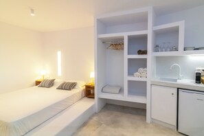Estudio básico, vista al mar | Espacio para trabajar con laptop y wifi gratis 