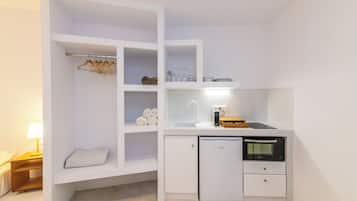 Basic Studio, Sea View | Private kitchen