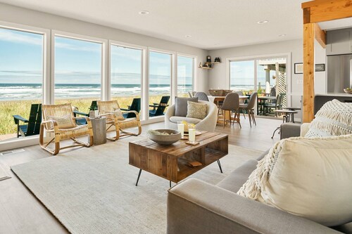 Magnificent Panoramic Ocean & Beach Views, Hot Tub, Game Room, BBQ, Fully Updated in Open Layout