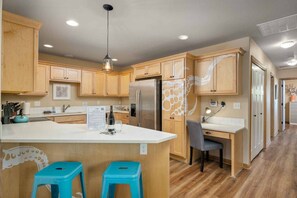 Een koelkast, een magnetron, een oven, een kookplaat