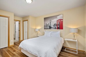 3 chambres, bureau, fer et planche à repasser, lit de bébé portatif
