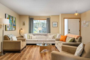 Smart-TV, peis, DVD-spiller og bøker