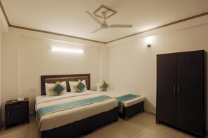 Habitación triple familiar | Espacio para trabajar con laptop y wifi gratis 