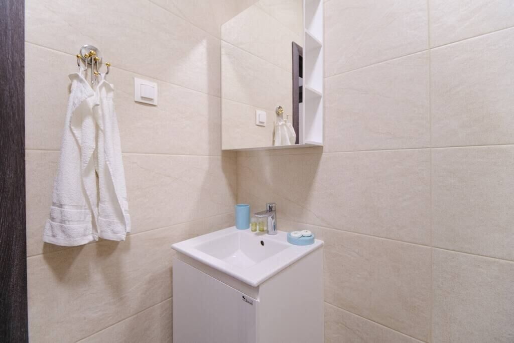 バスアメニティ (無料)、ヘアドライヤー、タオル、トイレットペーパー