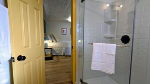 1 室のベッドルーム、デスク、アイロン / アイロン台、WiFi (無料)