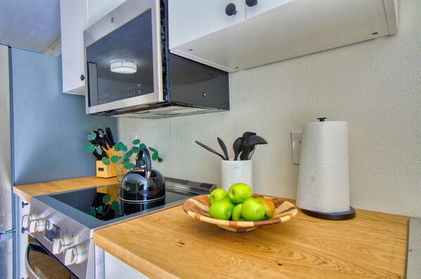 冷蔵庫、電子レンジ、オーブン、コンロ