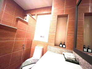 Quarto casal luxo | Banheiro | Chuveiro, toalhas de banho, sabonete, shampoo