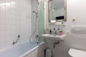Secadora de cabello, toallas, jabón, papel de baño 