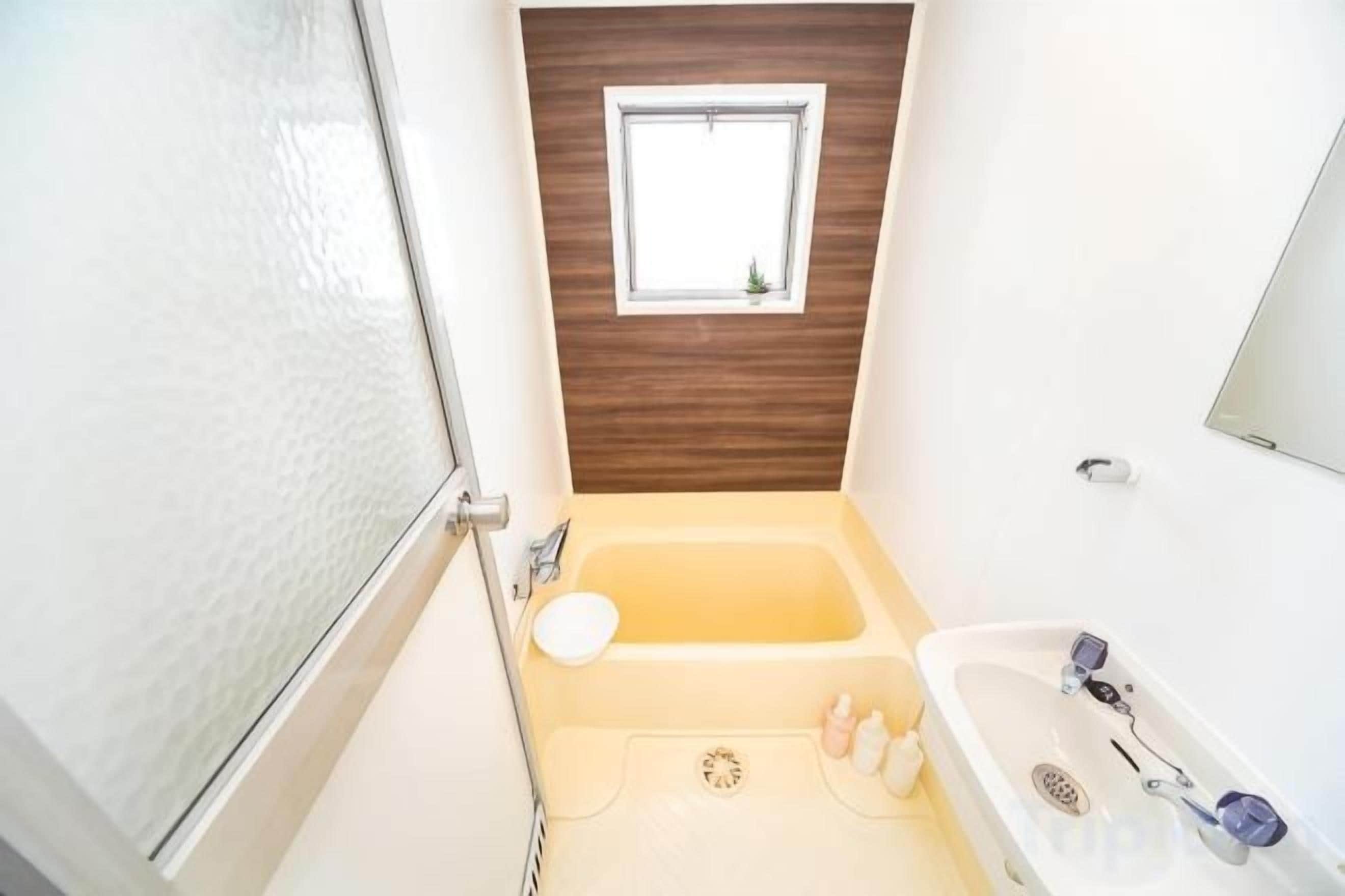 Un baño con una bañera, inodoro y lavamanos.