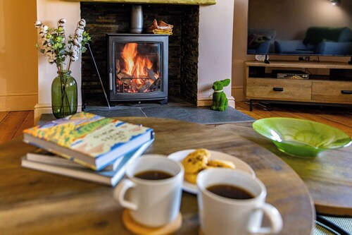 Charming Home for 10 | Perfect for Work & Leisure Stays