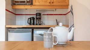 Kaffetrakter/tekoker, kjøleskap, mikrobølgeovn og kokeplater