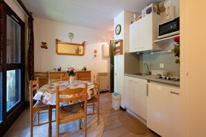 Kühlschrank, Ofen, Herdplatte, Wasserkocher mit Kaffee-/Teezubehör