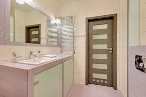 Deluxe Apartment | Bathroom - Hallera 165 by Downtown Apartments (Gdansk)
