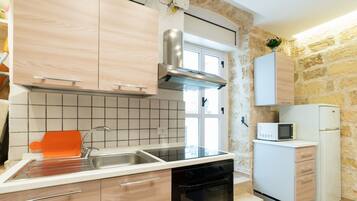 Réfrigérateur, micro-ondes, four, plaque de cuisson