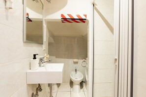 シャワー、ヘアドライヤー、ビデ、タオル