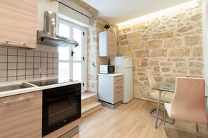 Réfrigérateur, four à micro-ondes, un four, surface de cuisson