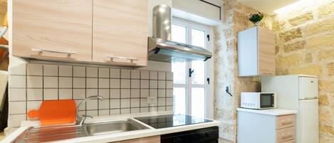 冷蔵庫、電子レンジ、オーブン、コンロ