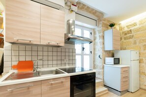 Een koelkast, een microgolfoven, een oven, een kookplaat