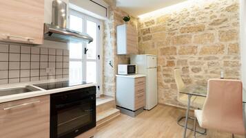 Réfrigérateur, micro-ondes, four, plaque de cuisson