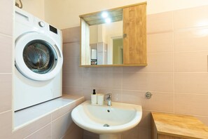 Douche, sèche-cheveux, bidet, serviettes fournies