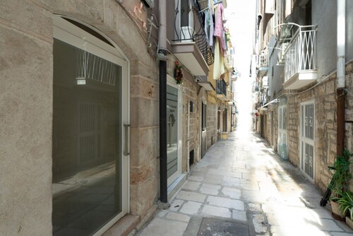 GuestHost - Cosy flat of 25 sqm, for 2 people, on the 2nd floor of a house NOT equipped with a lift and with steps for access.The property is located in the historical centre of Barletta, a few steps from the Swabian Castle and the Cathedral of Santa Mar