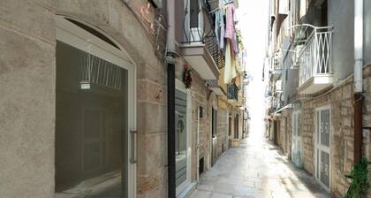 GuestHost - Cosy flat of 25 sqm, for 2 people, on the 2nd floor of a house NOT equipped with a lift and with steps for access.The property is located in the historical centre of Barletta, a few steps from the Swabian Castle and the Cathedral of Santa Mar
