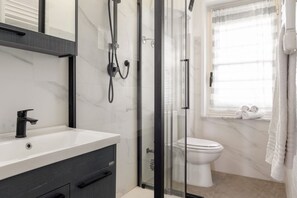 Regadera, secadora de cabello, bidet 