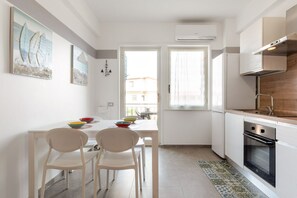 Kühlschrank, Ofen, Herdplatte, Toaster