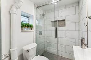 Shower, hair dryer, towels, soap - Romantic 1BD Suite with KING BED, Luxury Staycation (Philadelphia)