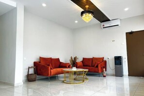 Unclassified image, 2 of 6, button - mana mana hotel • Melaka • (Melaka)