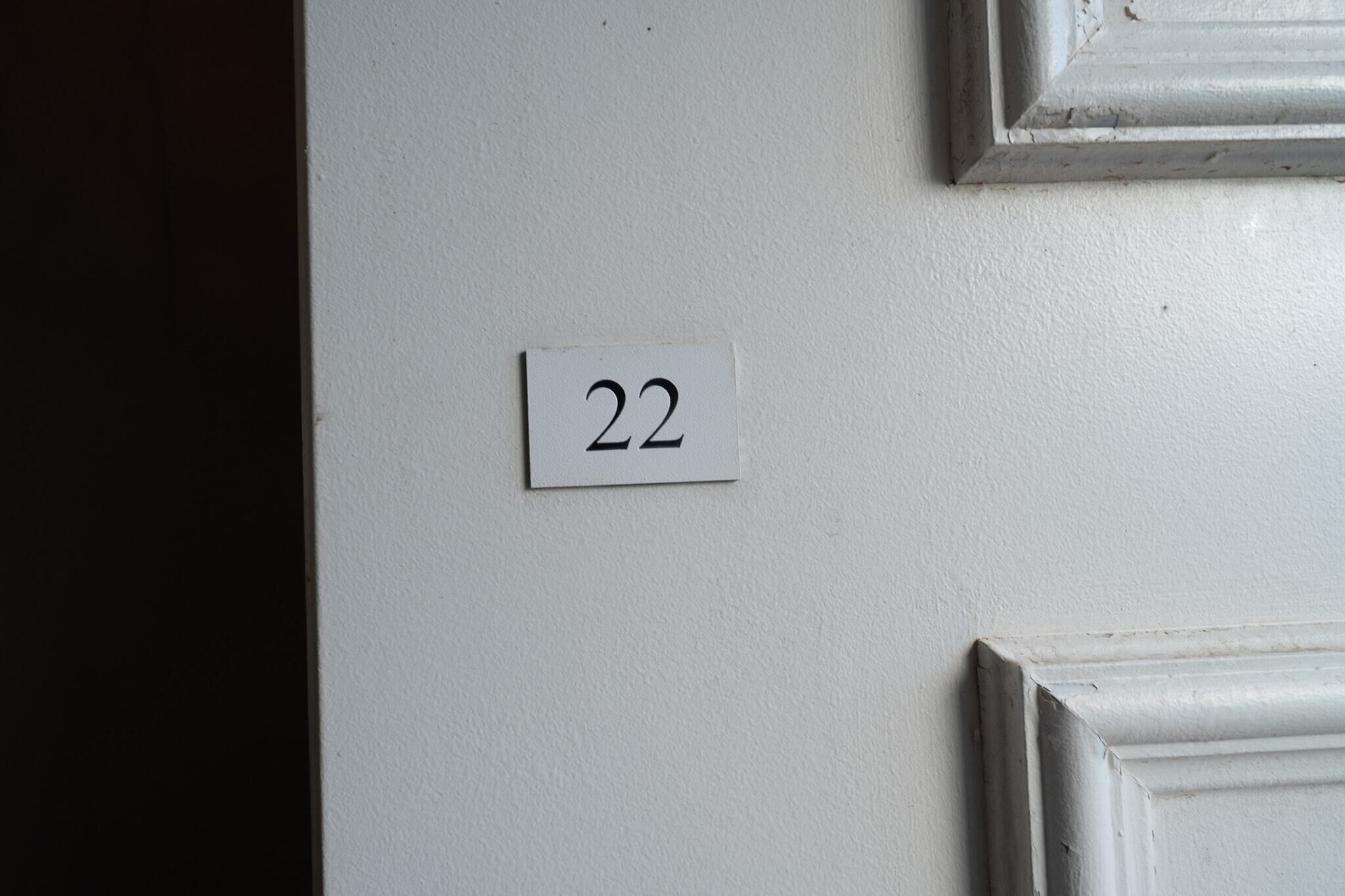 Una porta blanca amb el número 22.
