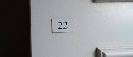 Una porta blanca amb el número 22.