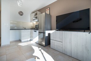 Fridge, microwave, stovetop, dishwasher
