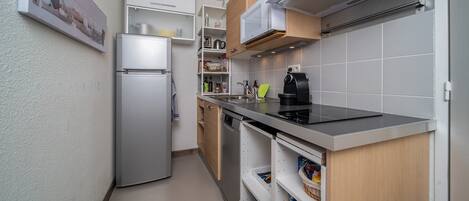 Refrigerador, microondas, parrilla de estufa y lavavajillas