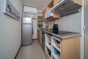 Réfrigérateur, micro-ondes, plaque de cuisson, lave-vaisselle