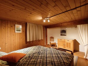 4 bedrooms, desk, iron/ironing board, WiFi