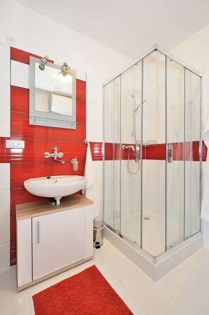 Family Quadruple Room, Valley View (1) | Bathroom | Shower, hair dryer, towels, soap - Penzion mala farma  (Nemojany)