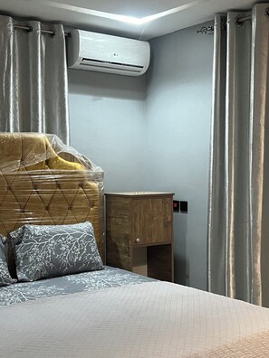 2 bedrooms, iron/ironing board, WiFi - Come and experience home away from home in a serene environment. (Korleman)