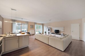 TV - Holiday Home 'Poolhaus Am Leuchtturm' with Private Terrace, Private Garden and Wi-Fi (Bastorf)