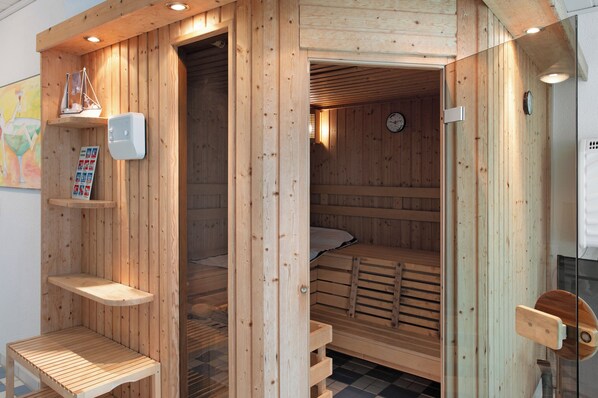 Sauna - Holiday Home 'Poolhaus Am Leuchtturm' with Private Terrace, Private Garden and Wi-Fi (Bastorf)