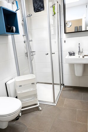 Dusche, Haartrockner, Handtücher